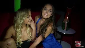 Girls go wild blonde lesbienne en club video porn