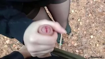 Jeune fille excitée surprise dans la forêt video porno