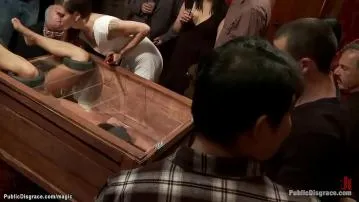 Salope publique dans une boîte en verre vidéo porno