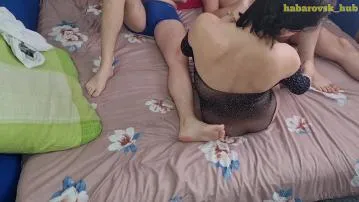 Un mari partage sa femme sexy avec un ami vidéo porno
