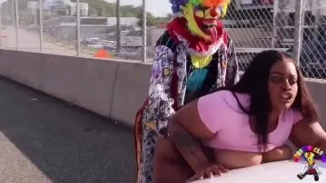 Le tee juteux de gibby le clown sur lautoroute populaire datlanta vidéo porno