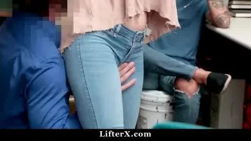 Adolescente baisée par un agent de sécurité vidéo porno