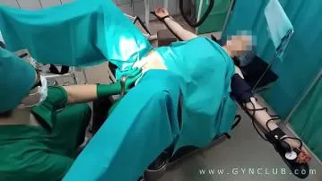 Gynécologue samusant avec une patiente video porno