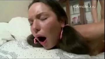 Vidéo porno de la première fois dune adolescente russe sur lanalité