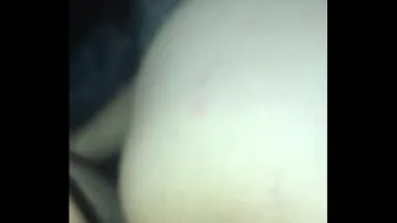 Un mari laisse son horrible ami baiser sa femme pendant lamour vidéo porno