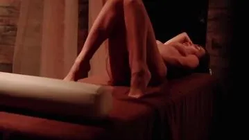 Une fille sexy se masturbe la chatte dans une salle de massage vidéo porno