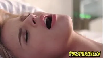 Expérience orale interraciale dune jeune fille sexy vidéo porno