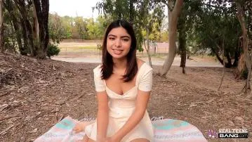Une latina de 19 ans tourne son premier porno vidéo porno