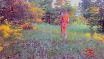 Sexe risqué dans une forêt de conifères video porno