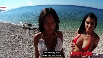 Rosa et sofia partagent et gâtent sa trique à la plage. video porno