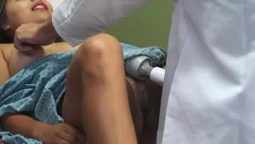 Docteur conduit patient cum dans salle dexamen cam 2 close-up regular video porn