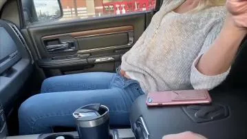 Petite poupée qui pisse dans la voiture et porte un vibromasseur à target video porn