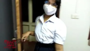 Sexe dune adolescente asiatique en uniforme thaïlandais vidéo porno