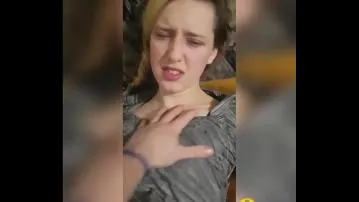 Une sœur effrayée prend une grosse bite vidéo porno